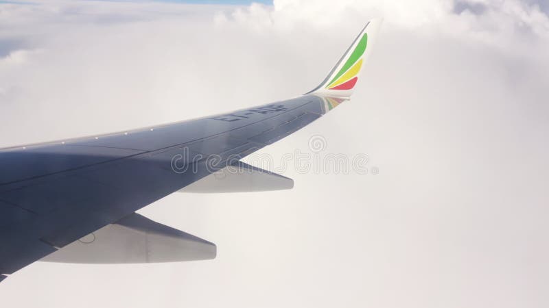 αντίς αμπέμπα αιθιοπία μαΐου 2019 : προβολή από το παράθυρο επιβατών των αιθιοπικών αεροπορικών εταιρειών με σύννεφα εμπορικών αερ