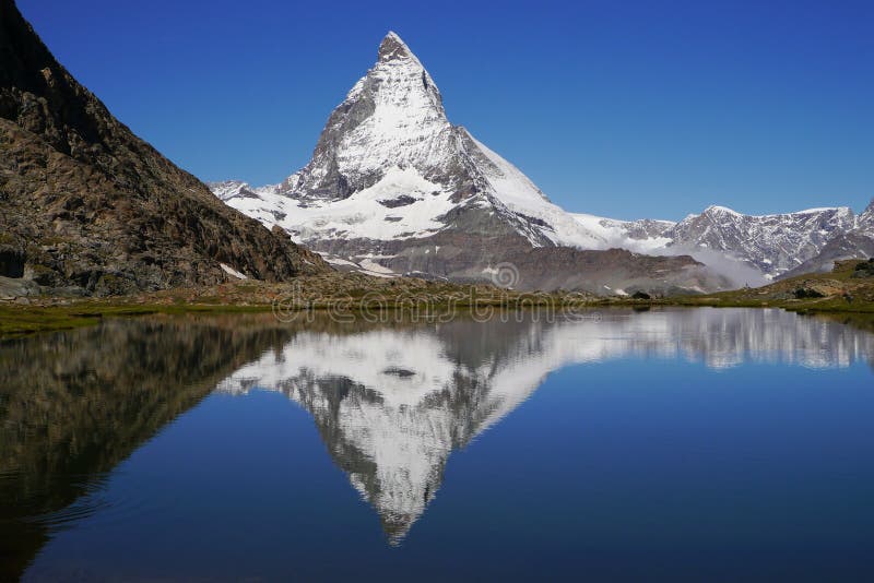 Αντανάκλαση Matterhorn σε Riffelsee στοκ εικόνες Αντανάκλαση Matterhorn σε Riffelsee στοκ εικόνες