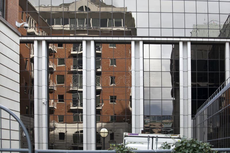Αντανάκλαση ενός εμπορικού κέντρου σε έναν τοίχο γυαλιού ενός κτηρίου στο Λονδίνο στοκ εικόνες Αντανάκλαση ενός εμπορικού κέντρου σε έναν τοίχο γυαλιού ενός κτηρίου στο Λονδίνο στοκ εικόνες