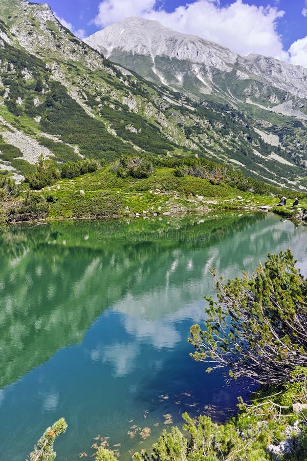 Αντανάκλαση της αιχμής Vihren στη λίμνη Okoto, βουνό Pirin στοκ εικόνες Αντανάκλαση της αιχμής Vihren στη λίμνη Okoto, βουνό Pirin στοκ εικόνες