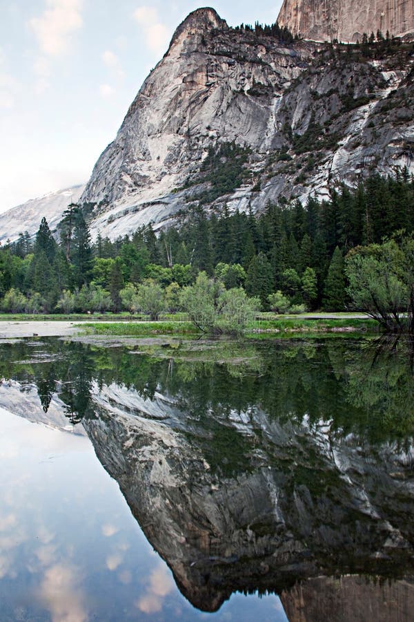 Αντανάκλαση στη EL Capitan στο εθνικό πάρκο Yosemite στοκ φωτογραφίες με δικαίωμα ελεύθερης χρήσης