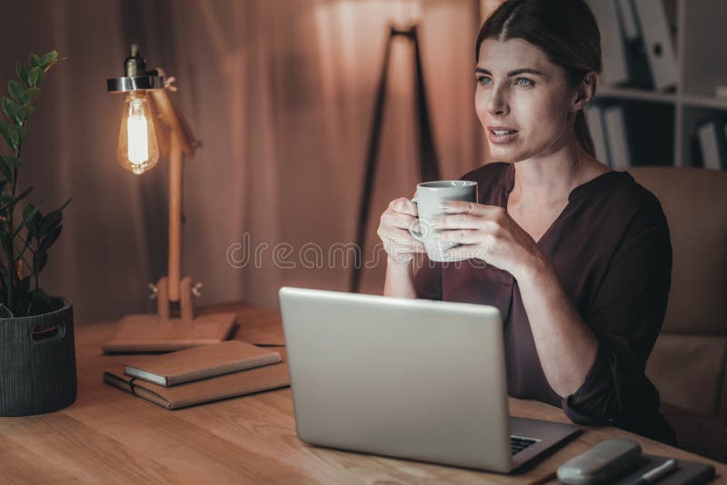 Αντανακλαστικός θηλυκός καφές κατανάλωσης freelancer στοκ εικόνες