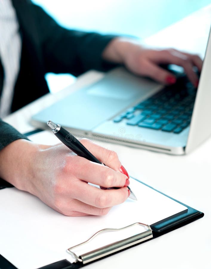 αντιγράφοντας γυναίκα lap-top στοιχείων κινηματογραφήσεων σε πρώτο πλάνο στοκ εικόνες με δικαίωμα ελεύθερης χρήσης