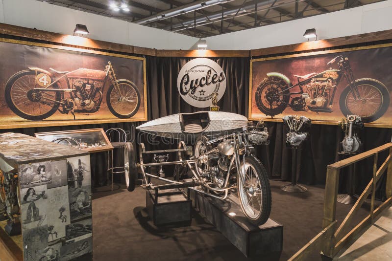 Ανώμαλη στάση κύκλων σε EICMA 2014 στο Μιλάνο, Ιταλία στοκ εικόνα Ανώμαλη στάση κύκλων σε EICMA 2014 στο Μιλάνο, Ιταλία στοκ εικόνα
