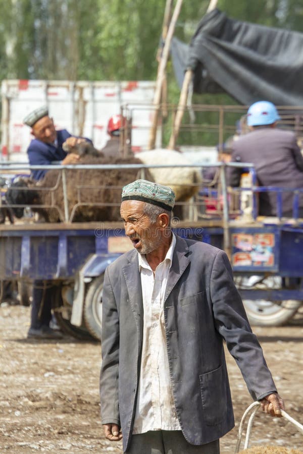 Ανώτερο άτομο Uyghur στην αγορά ζωικού κεφαλαίου της Κυριακής, Kashgar, Κίνα στοκ φωτογραφίες Ανώτερο άτομο Uyghur στην αγορά ζωικού κεφαλαίου της Κυριακής, Kashgar, Κίνα στοκ φωτογραφίες