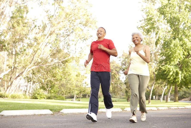 Ανώτερο ζεύγος Jogging στο πάρκο στοκ φωτογραφία με δικαίωμα ελεύθερης χρήσης Ανώτερο ζεύγος Jogging στο πάρκο στοκ φωτογραφία με δικαίωμα ελεύθερης χρήσης