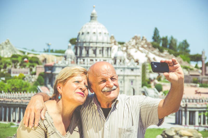 Ανώτερο ζεύγος που παίρνει ένα selfie στοκ φωτογραφία Ανώτερο ζεύγος που παίρνει ένα selfie στοκ φωτογραφία