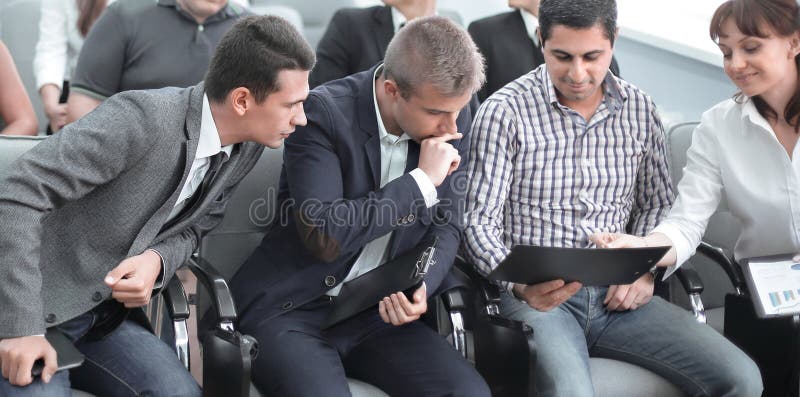 Ανώτερος διευθυντής που παρουσιάζει στους συναδέλφους του στοκ εικόνα με δικαίωμα ελεύθερης χρήσης Ανώτερος διευθυντής που παρουσιάζει στους συναδέλφους του στοκ εικόνα με δικαίωμα ελεύθερης χρήσης