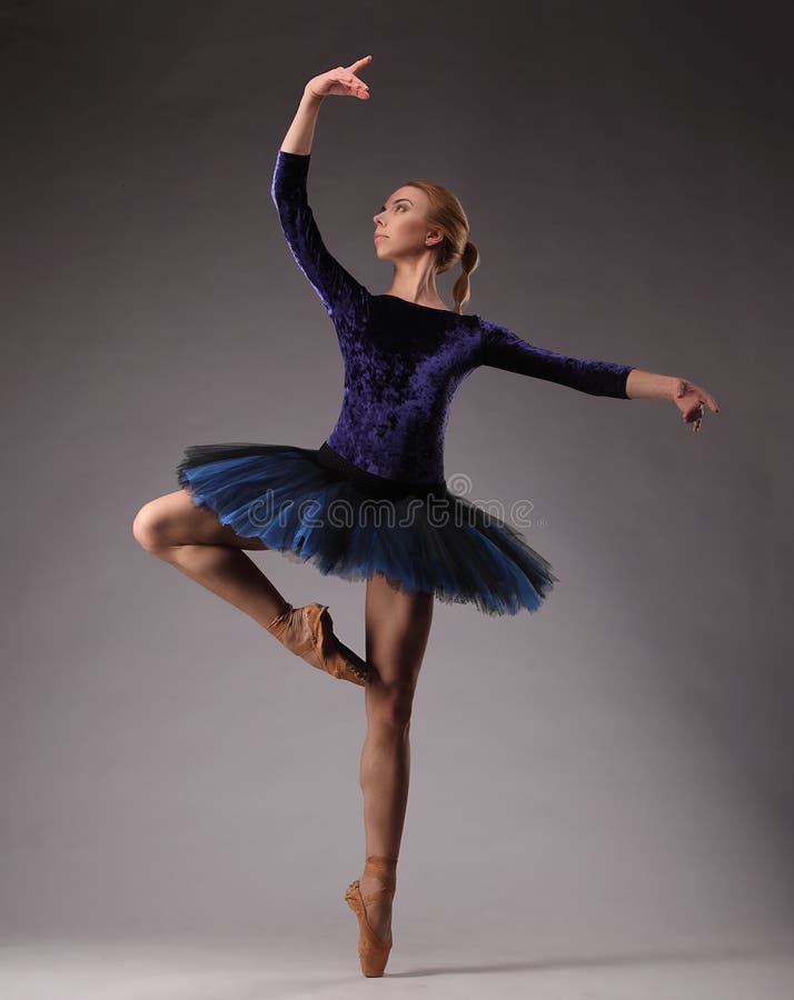 Απίστευτα το όμορφο ballerina στην μπλε εξάρτηση θέτει στο στούντιο Κλασσική τέχνη μπαλέτου στοκ φωτογραφίες με δικαίωμα ελεύθερης χρήσης Απίστευτα το όμορφο ballerina στην μπλε εξάρτηση θέτει στο στούντιο Κλασσική τέχνη μπαλέτου στοκ φωτογραφίες με δικαίωμα ελεύθερης χρήσης