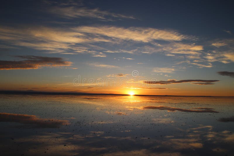 Απίστευτη ανατολή καθρεφτών, Uyuni, Βολιβία στοκ εικόνες Απίστευτη ανατολή καθρεφτών, Uyuni, Βολιβία στοκ εικόνες