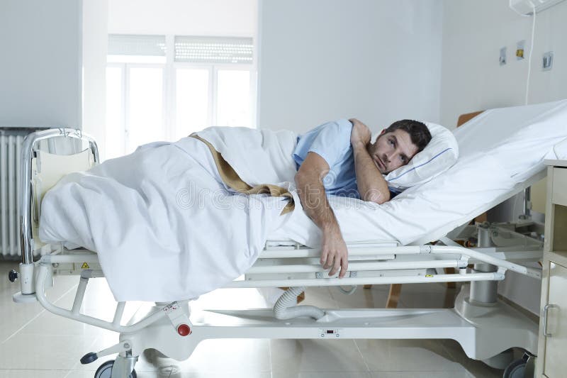 Απελπισμένο άτομο στο νοσοκομειακό κρεβάτι μόνο λυπημένο και που καταστρέφεται υφισμένος την κατάθλιψη _ στοκ φωτογραφίες με δικαίωμα ελεύθερης χρήσης Απελπισμένο άτομο στο νοσοκομειακό κρεβάτι μόνο λυπημένο και που καταστρέφεται υφισμένος την κατάθλιψη _ στοκ φωτογραφίες με δικαίωμα ελεύθερης χρήσης