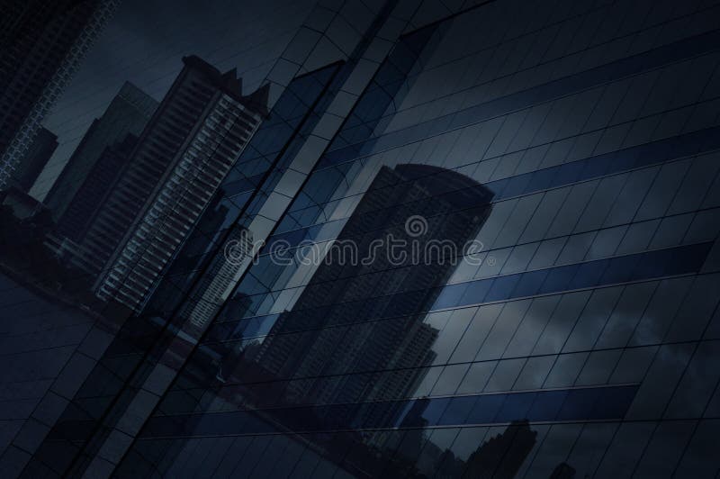 Απεικονίστε της σύγχρονης πόλης και του σκοτεινού ουρανού strom στον πύργο γυαλιού παραθύρων στοκ φωτογραφίες με δικαίωμα ελεύθερης χρήσης Απεικονίστε της σύγχρονης πόλης και του σκοτεινού ουρανού strom στον πύργο γυαλιού παραθύρων στοκ φωτογραφίες με δικαίωμα ελεύθερης χρήσης