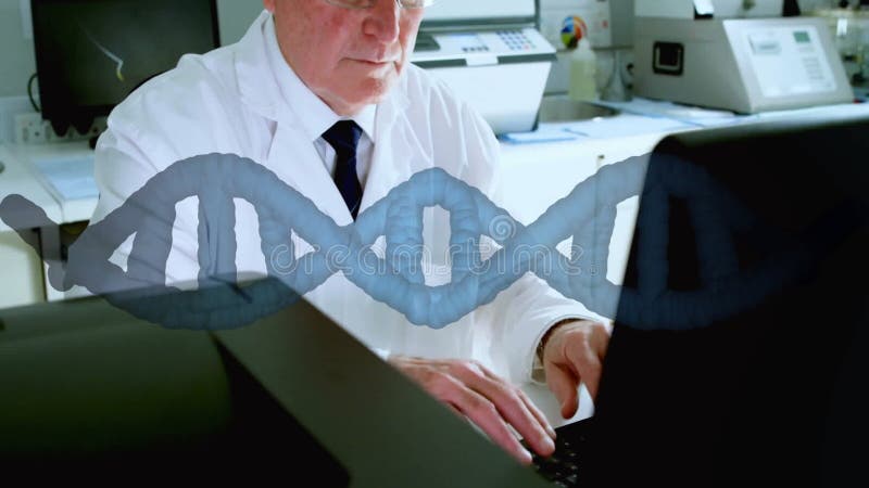 Απεικόνιση του τμήματος dna πάνω από καυκάσιο άνδρα επιστήμονα που χρησιμοποιεί υπολογιστή φιλμ μικρού μήκους