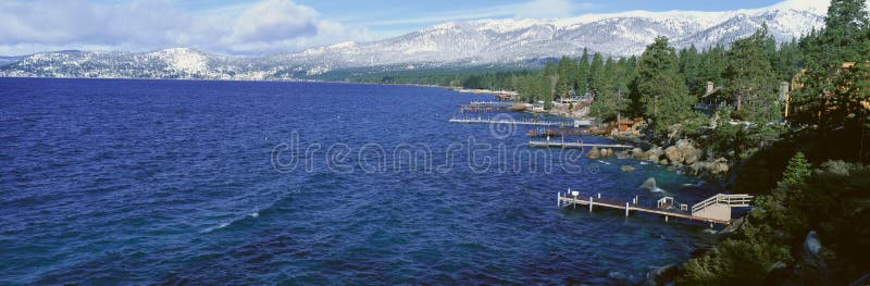 Αποβάθρες βαρκών σε Wintertime, λίμνη Tahoe, Νεβάδα στοκ φωτογραφία με δικαίωμα ελεύθερης χρήσης Αποβάθρες βαρκών σε Wintertime, λίμνη Tahoe, Νεβάδα στοκ φωτογραφία με δικαίωμα ελεύθερης χρήσης