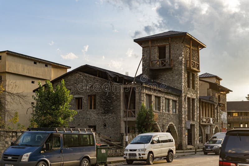 Απογευματινή θέα ενός ήσυχου δρόμου της πόλης Μεσίσα στο Svaneti στο ορεινό τμήμα της Γεωργίας στοκ φωτογραφία με δικαίωμα ελεύθερης χρήσης Απογευματινή θέα ενός ήσυχου δρόμου της πόλης Μεσίσα στο Svaneti στο ορεινό τμήμα της Γεωργίας στοκ φωτογραφία με δικαίωμα ελεύθερης χρήσης