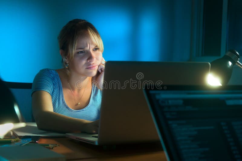 Απογοητευμένη ματαιωμένη γυναίκα που εργάζεται στο PC τη νύχτα στοκ εικόνα Απογοητευμένη ματαιωμένη γυναίκα που εργάζεται στο PC τη νύχτα στοκ εικόνα