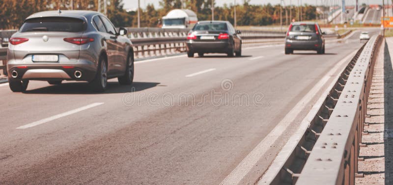 Αποεστιασμένη εικόνα των αυτοκινήτων που οδηγούν στον αυτοκινητόδρομο στοκ φωτογραφία