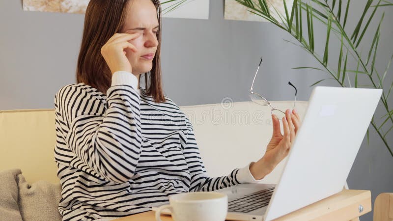 απομακρυσμένη επιχείρηση. ηλεκτρονική εκπαίδευση. τεχνολογία εταιρικών σχέσεων. θλιμμένη καστανή γυναίκα με περιστασιακά ρούχα που φιλμ μικρού μήκους