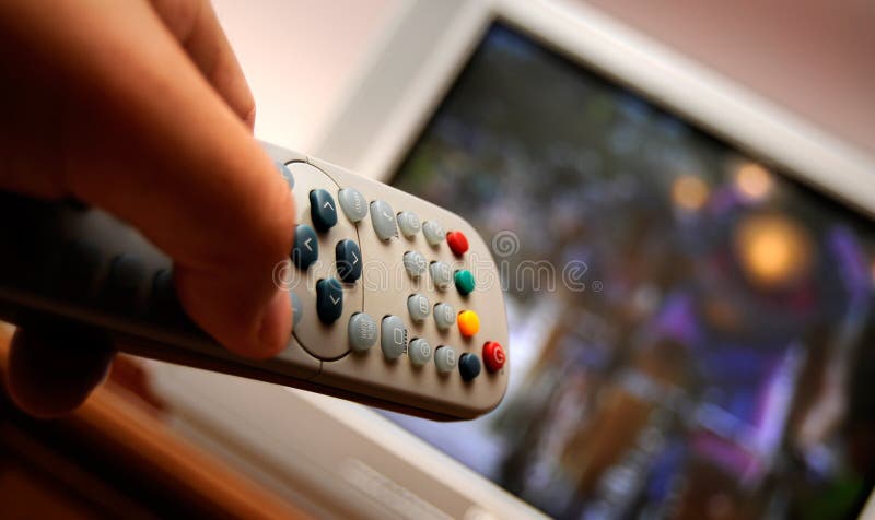 απομακρυσμένη προσοχή TV ε&la στοκ φωτογραφία με δικαίωμα ελεύθερης χρήσης απομακρυσμένη προσοχή TV ε&la στοκ φωτογραφία με δικαίωμα ελεύθερης χρήσης