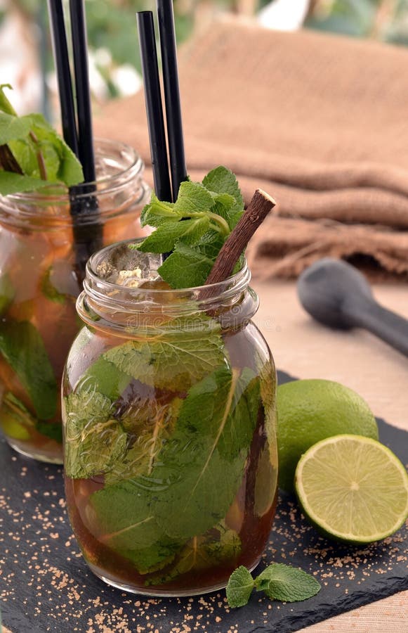 απομονωμένο λευκό μονοπατιών mojito ψαλιδίσματος ανασκόπησης κοκτέιλ στοκ εικόνα με δικαίωμα ελεύθερης χρήσης