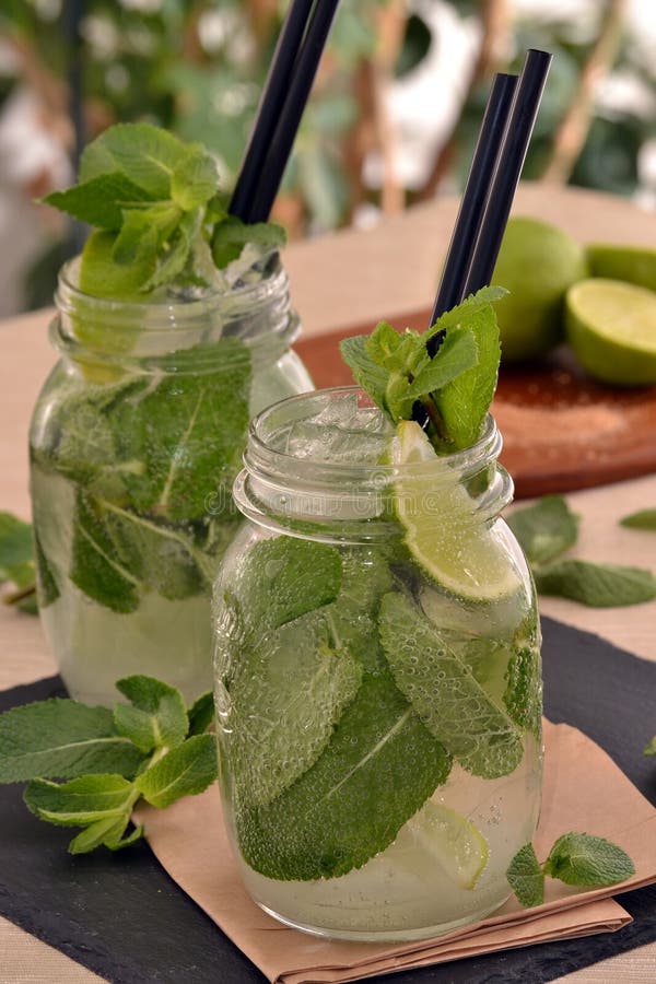 απομονωμένο λευκό μονοπατιών mojito ψαλιδίσματος ανασκόπησης κοκτέιλ στοκ φωτογραφία με δικαίωμα ελεύθερης χρήσης