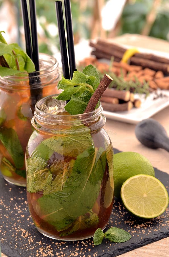 απομονωμένο λευκό μονοπατιών mojito ψαλιδίσματος ανασκόπησης κοκτέιλ στοκ εικόνα