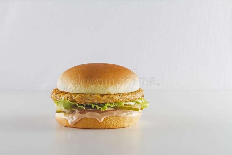 Απομονωμένοι burger πυροβολισμοί στο λευκό στοκ εικόνες