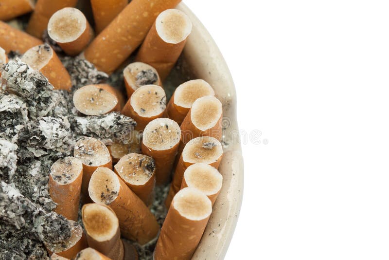 Απομονωμένος πλήρες ashtray τσιγάρων