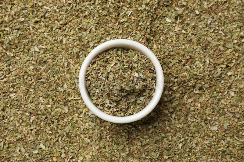 Αποξηραμένη θέα από το oregano και το μπολ. Υγιές βότανο στοκ εικόνες