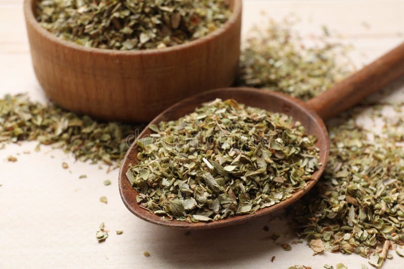 Αποξηραμένο oregano σε ξύλινο κουτάλι στο τραπέζι στοκ φωτογραφίες με δικαίωμα ελεύθερης χρήσης