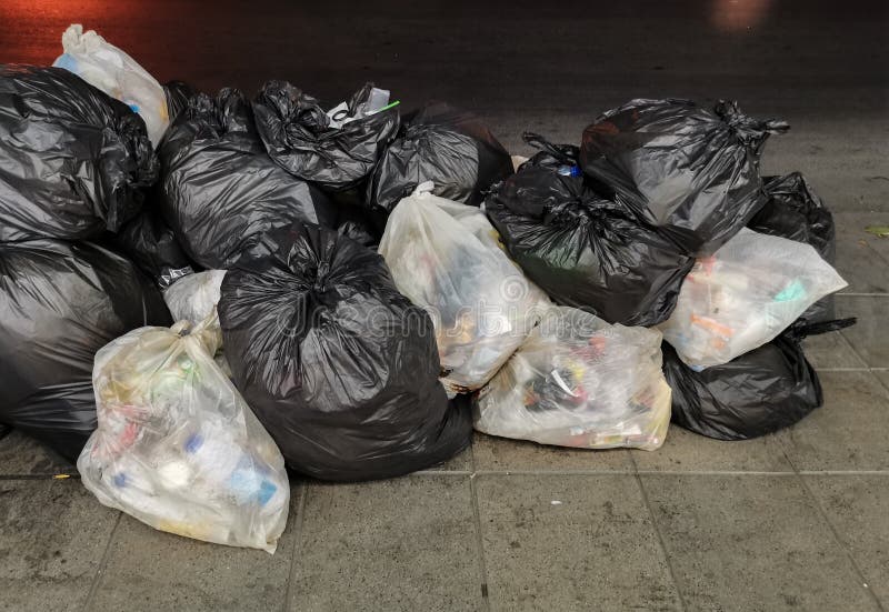 Απορρίματα - ο σωρός απορριμάτων στη γραπτή τσάντα τίθεται μαζί στο μονοπάτι, άκρη του δρόμου στην πόλη, περιμένει τα απορρίματα στοκ φωτογραφία Απορρίματα - ο σωρός απορριμάτων στη γραπτή τσάντα τίθεται μαζί στο μονοπάτι, άκρη του δρόμου στην πόλη, περιμένει τα απορρίματα στοκ φωτογραφία