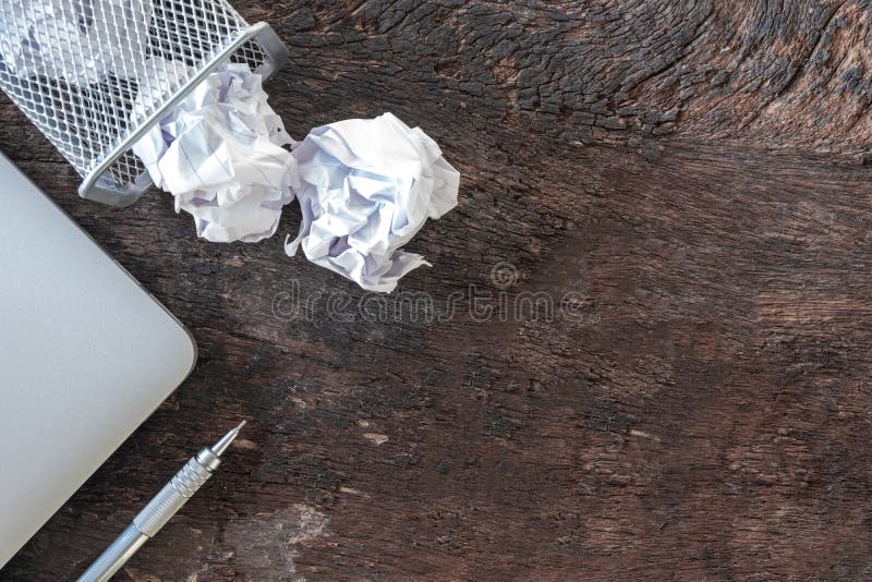 απορρίμματα εγγράφου τσαλακώστε το έγγραφο που πέφτει στο δοχείο ανακύκλωσης, ρίχτηκε στο δοχείο καλαθιών μετάλλων, που ξεχειλίζε στοκ εικόνες με δικαίωμα ελεύθερης χρήσης απορρίμματα εγγράφου τσαλακώστε το έγγραφο που πέφτει στο δοχείο ανακύκλωσης, ρίχτηκε στο δοχείο καλαθιών μετάλλων, που ξεχειλίζε στοκ εικόνες με δικαίωμα ελεύθερης χρήσης