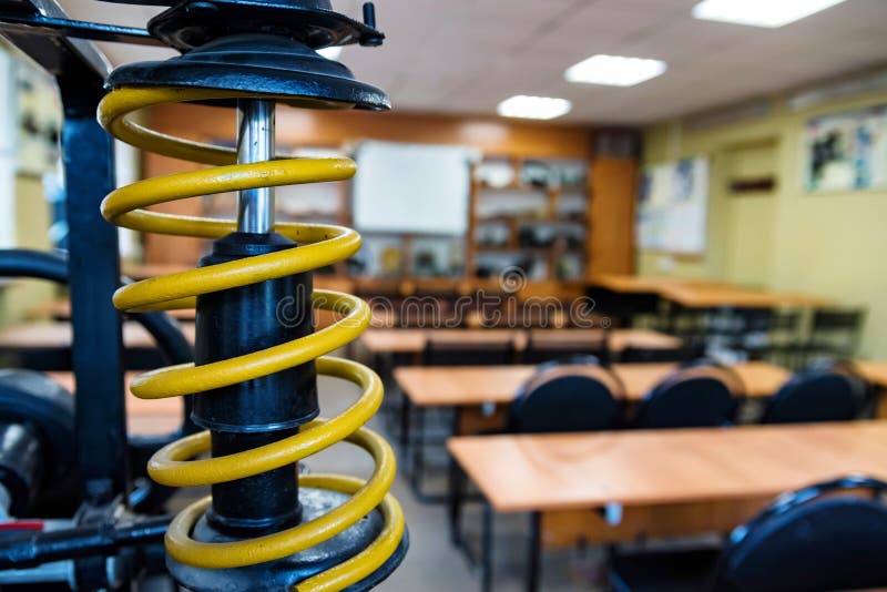 Απορροφητής Scock και άνοιξη ενός αυτοκινήτου στην οδήγηση του σχολείου στοκ εικόνα Απορροφητής Scock και άνοιξη ενός αυτοκινήτου στην οδήγηση του σχολείου στοκ εικόνα