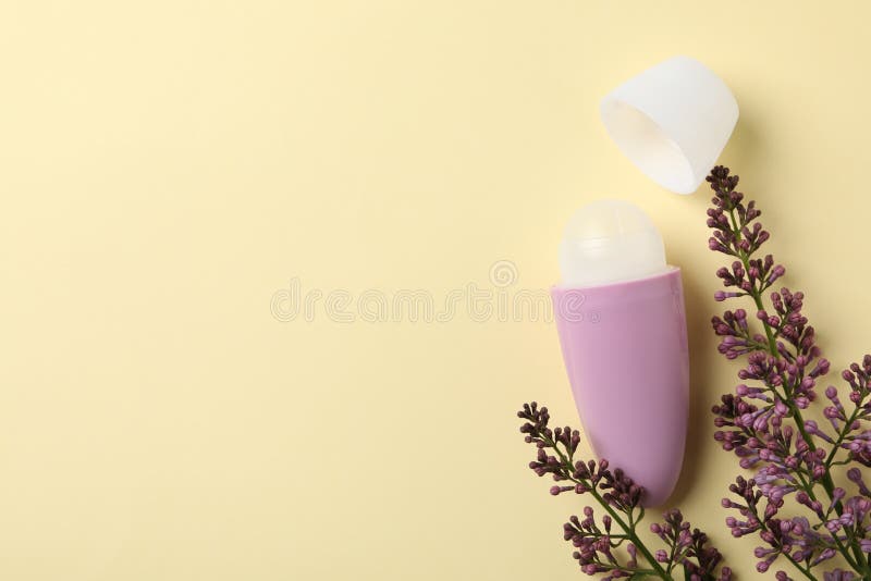 αποσμητικά σώματος αντισωμάτων rollon και lilac σε μπεζ χώρο φόντου για κείμενο στοκ φωτογραφίες με δικαίωμα ελεύθερης χρήσης