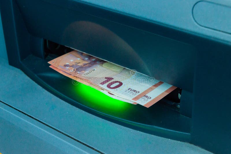 Αποσύρετε τα χρήματα από το ATM 10 ευρο- τραπεζογραμμάτια στη μηχανή του ATM στοκ εικόνα με δικαίωμα ελεύθερης χρήσης Αποσύρετε τα χρήματα από το ATM 10 ευρο- τραπεζογραμμάτια στη μηχανή του ATM στοκ εικόνα με δικαίωμα ελεύθερης χρήσης