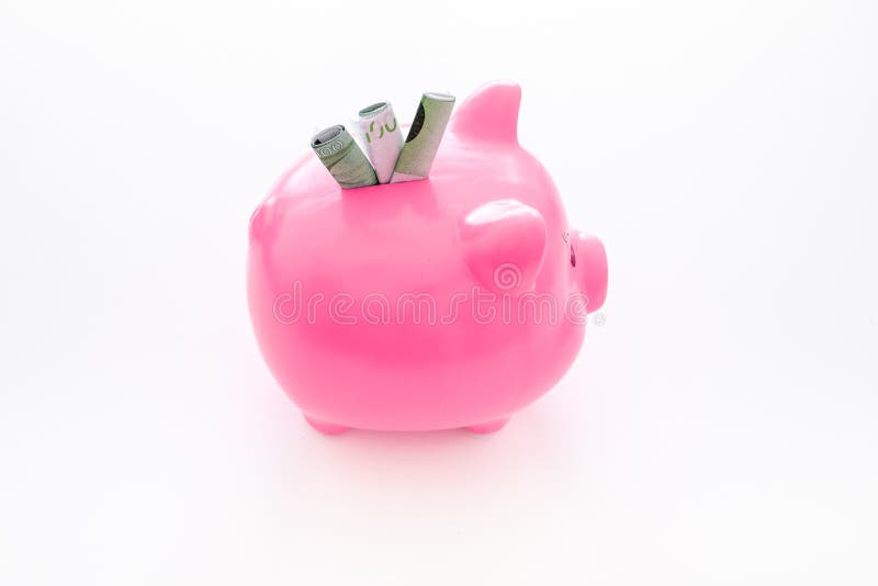 αποταμίευση Moneybox στη μορφή του χοίρου με τα τραπεζογραμμάτια που περιέρχονται σε το στο άσπρο διάστημα υποβάθρου για το κείμε στοκ φωτογραφία με δικαίωμα ελεύθερης χρήσης αποταμίευση Moneybox στη μορφή του χοίρου με τα τραπεζογραμμάτια που περιέρχονται σε το στο άσπρο διάστημα υποβάθρου για το κείμε στοκ φωτογραφία με δικαίωμα ελεύθερης χρήσης