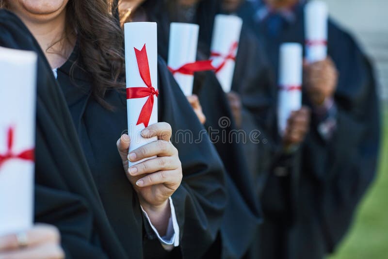 αποφοίτηση και πιστοποιητικό φοιτητών με χειραψία και μαζί με επιτυχία και γιορτή στο κολέγιο στοκ εικόνες
