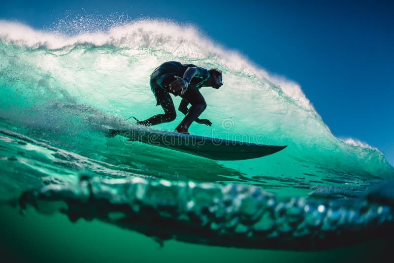 18 Απριλίου 2019 Μπαλί, Ινδονησία Γύρος Surfer στο κύμα βαρελιών Επαγγελματικό σερφ στα μεγάλα κύματα σε Padang Padang στοκ φωτογραφίες