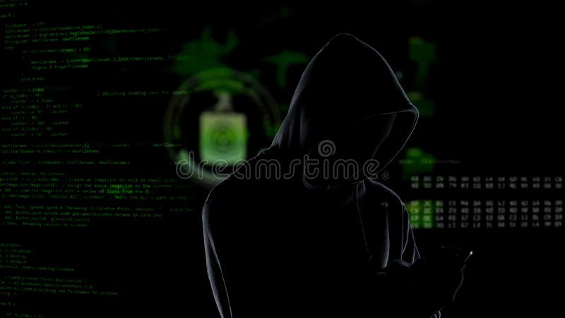 Απρόσωπος unrecognizable με κουκούλα χάκερ που χρησιμοποιεί το smartphone για να κλέψει τα στοιχεία, cybercrime στοκ εικόνα Απρόσωπος unrecognizable με κουκούλα χάκερ που χρησιμοποιεί το smartphone για να κλέψει τα στοιχεία, cybercrime στοκ εικόνα