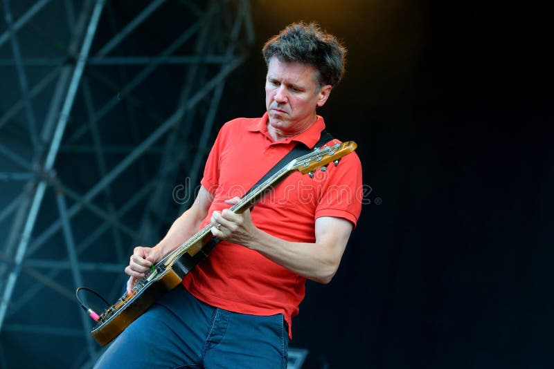 Απόδοση Superchunk (αμερικανική ανεξάρτητη δισκογραφική εταιρία ορχήστρα ροκ από το Τσάπελ Χιλ) στο υγιές 2014 φεστιβάλ της Heine στοκ εικόνες με δικαίωμα ελεύθερης χρήσης Απόδοση Superchunk (αμερικανική ανεξάρτητη δισκογραφική εταιρία ορχήστρα ροκ από το Τσάπελ Χιλ) στο υγιές 2014 φεστιβάλ της Heine στοκ εικόνες με δικαίωμα ελεύθερης χρήσης