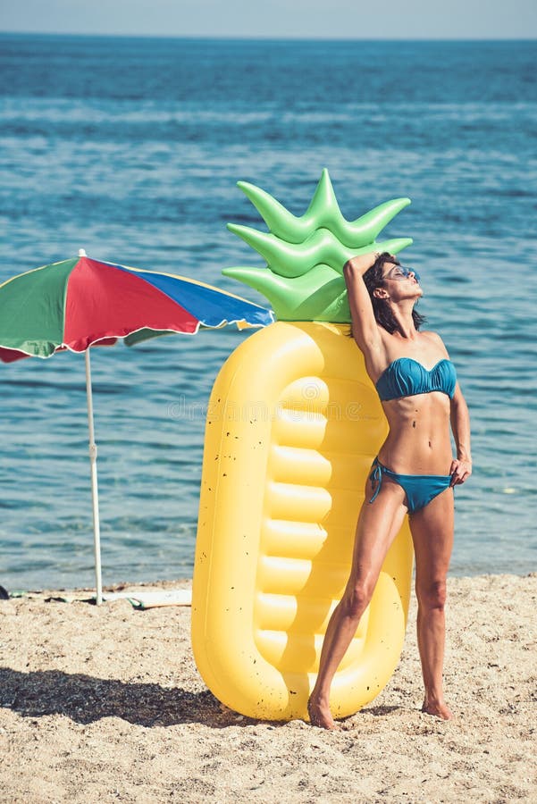 Απόλαυση suntan όμορφες νεολαίες γυναικών διακοπών λιμνών έννοιας Λεπτή νέα γυναίκα στο μπικίνι στο κίτρινο στρώμα αέρα στοκ εικόνες Απόλαυση suntan όμορφες νεολαίες γυναικών διακοπών λιμνών έννοιας Λεπτή νέα γυναίκα στο μπικίνι στο κίτρινο στρώμα αέρα στοκ εικόνες