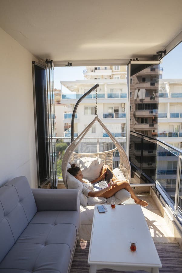 απόλαυση χαλάρωσης σε ένα σύγχρονο μπαλκόνι που προσφέρει εκπληκτική και γραφική θέα στοκ φωτογραφίες με δικαίωμα ελεύθερης χρήσης