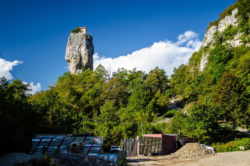 Απόμακρη άποψη του στυλοβάτη στηλών Katskhi με το μπλε ουρανό και τα σύννεφα ανωτέρω στοκ εικόνες με δικαίωμα ελεύθερης χρήσης Απόμακρη άποψη του στυλοβάτη στηλών Katskhi με το μπλε ουρανό και τα σύννεφα ανωτέρω στοκ εικόνες με δικαίωμα ελεύθερης χρήσης