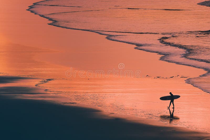 Απόμακρη σκιαγραφία surfer στην ακτή στο ηλιοβασίλεμα στοκ φωτογραφίες με δικαίωμα ελεύθερης χρήσης Απόμακρη σκιαγραφία surfer στην ακτή στο ηλιοβασίλεμα στοκ φωτογραφίες με δικαίωμα ελεύθερης χρήσης