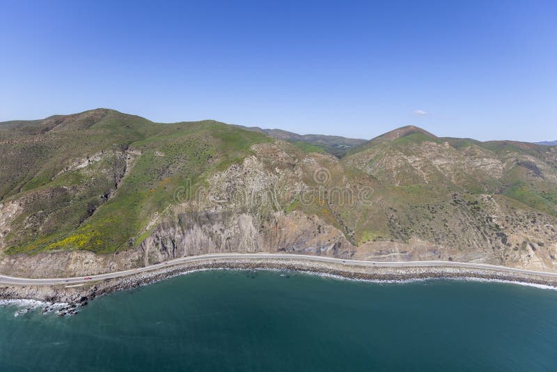 Απότομοι βράχοι Malibu και εθνική οδός Pacific Coast σε Καλιφόρνια στοκ φωτογραφίες με δικαίωμα ελεύθερης χρήσης Απότομοι βράχοι Malibu και εθνική οδός Pacific Coast σε Καλιφόρνια στοκ φωτογραφίες με δικαίωμα ελεύθερης χρήσης