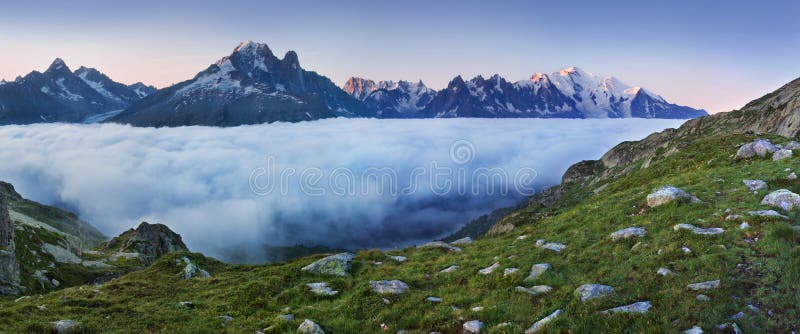 Απόψεις του παγετώνα της Mont Blanc από τη λάκκα Blanc Δημοφιλές τουριστικό αξιοθέατο Γραφική και πανέμορφη σκηνή βουνών στοκ εικόνα με δικαίωμα ελεύθερης χρήσης