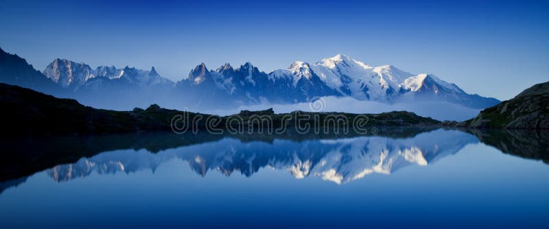 Απόψεις του παγετώνα της Mont Blanc από τη λάκκα Blanc Δημοφιλές τουριστικό αξιοθέατο Γραφική και πανέμορφη σκηνή βουνών στοκ εικόνες