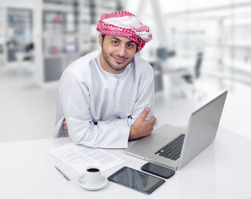 Αραβικό επιχειρησιακό άτομο που έχει τον καφέ στο γραφείο του