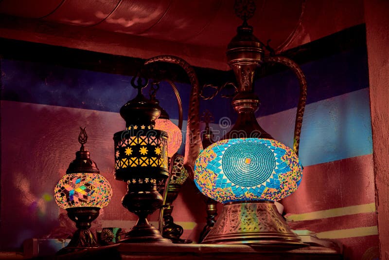 Αραβικός εθνικός λαμπτήρας Aladdin λαμπτήρων στοκ φωτογραφία με δικαίωμα ελεύθερης χρήσης Αραβικός εθνικός λαμπτήρας Aladdin λαμπτήρων στοκ φωτογραφία με δικαίωμα ελεύθερης χρήσης
