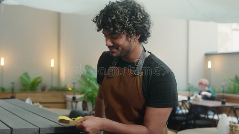 αραβικός ινδός χαρούμενος χαρούμενος άνδρας σερβιτόρος καθαριστής άνδρας επιχειρηματίας barista, επιχειρηματίας απόθεμα βίντεο